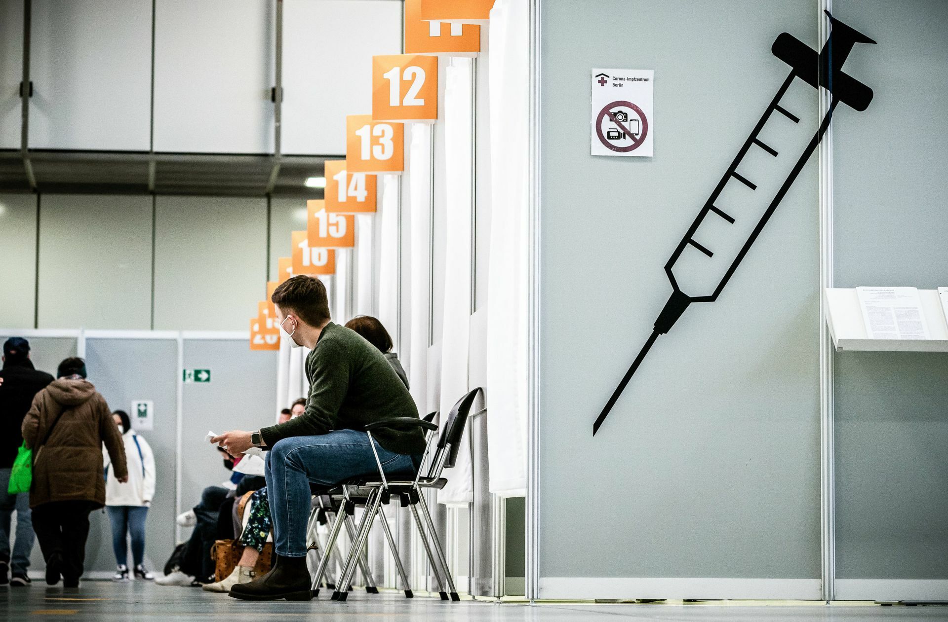 In Baden-Württemberg an einen Termin für die Corona-Impfung in einem Impfzentrum oder bei den Hausärzten zu kommen ist derzeit fast aussichtslos. Foto: dpa/Michael Kappeler