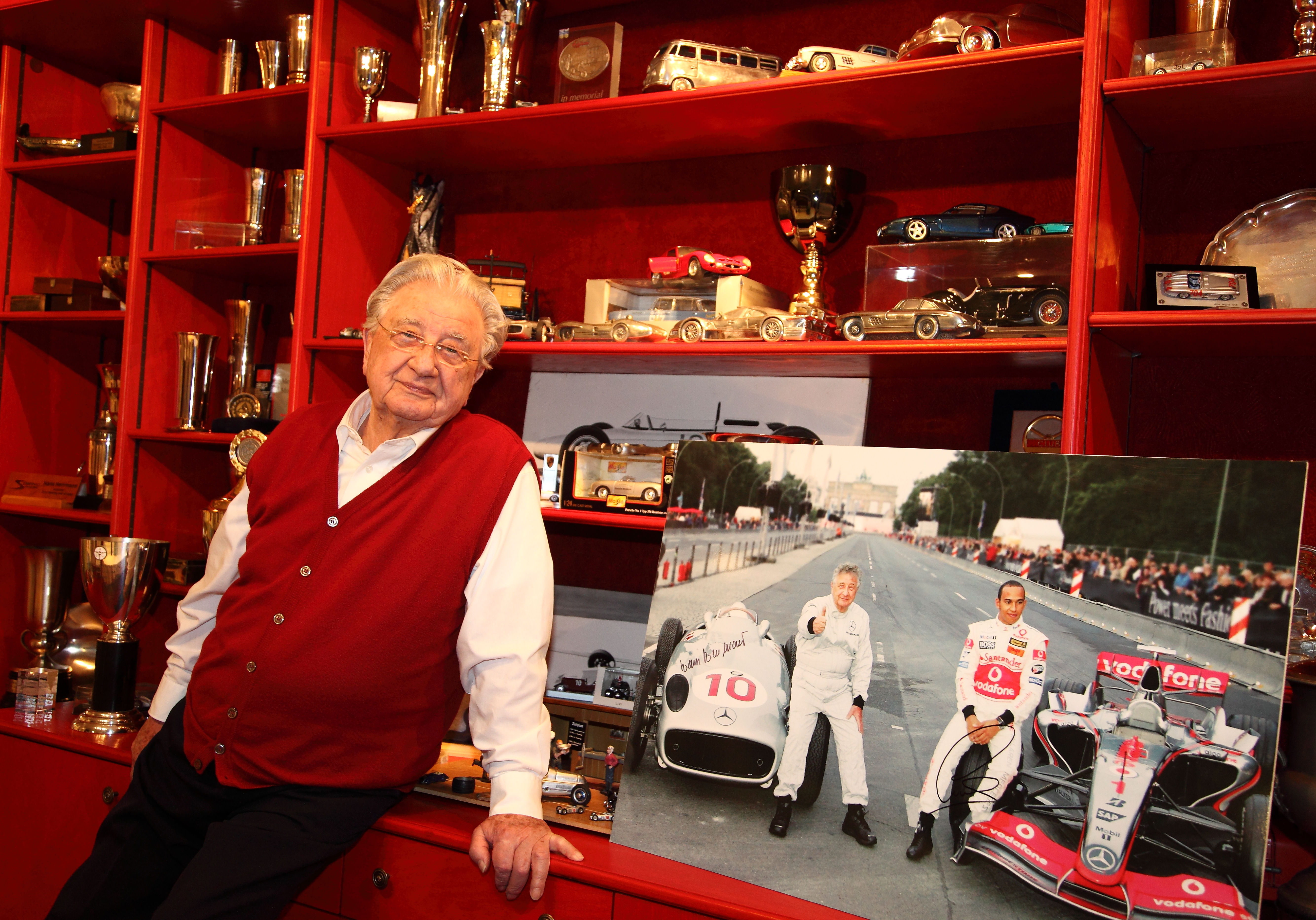 Hans Herrmann mit der Trophäensammlung im Keller seines Hauses in der Maichinger Landhaussiedlung.  Bild: Helmut Ulrich
