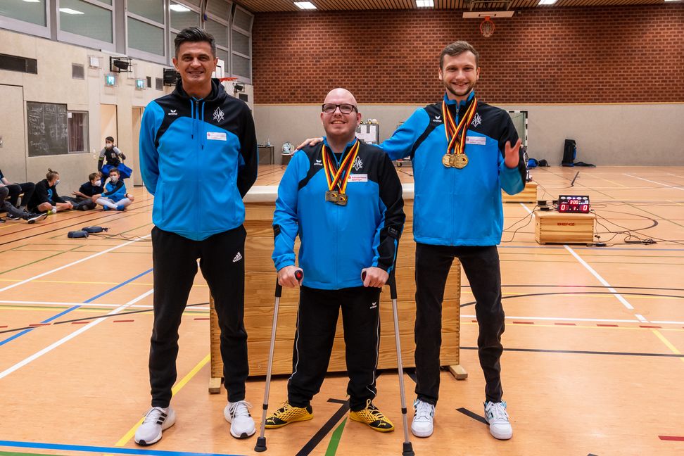 Cheftrainer Gavrila Spiridon und seine erfolgreichen Schützlinge Tim Widmaier und Maurice Schmidt (von links). Bild: Nüssle