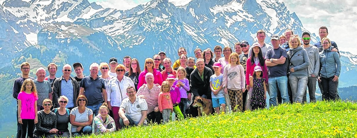 Die Badmintonspieler aus Sindelfingen, Dronfield und Schaffhausen vor der beeindruckenden Kulisse der Schweizer Bergwelt. Der Sport tritt dabei in den Hintergrund.  Bild: Züfle
