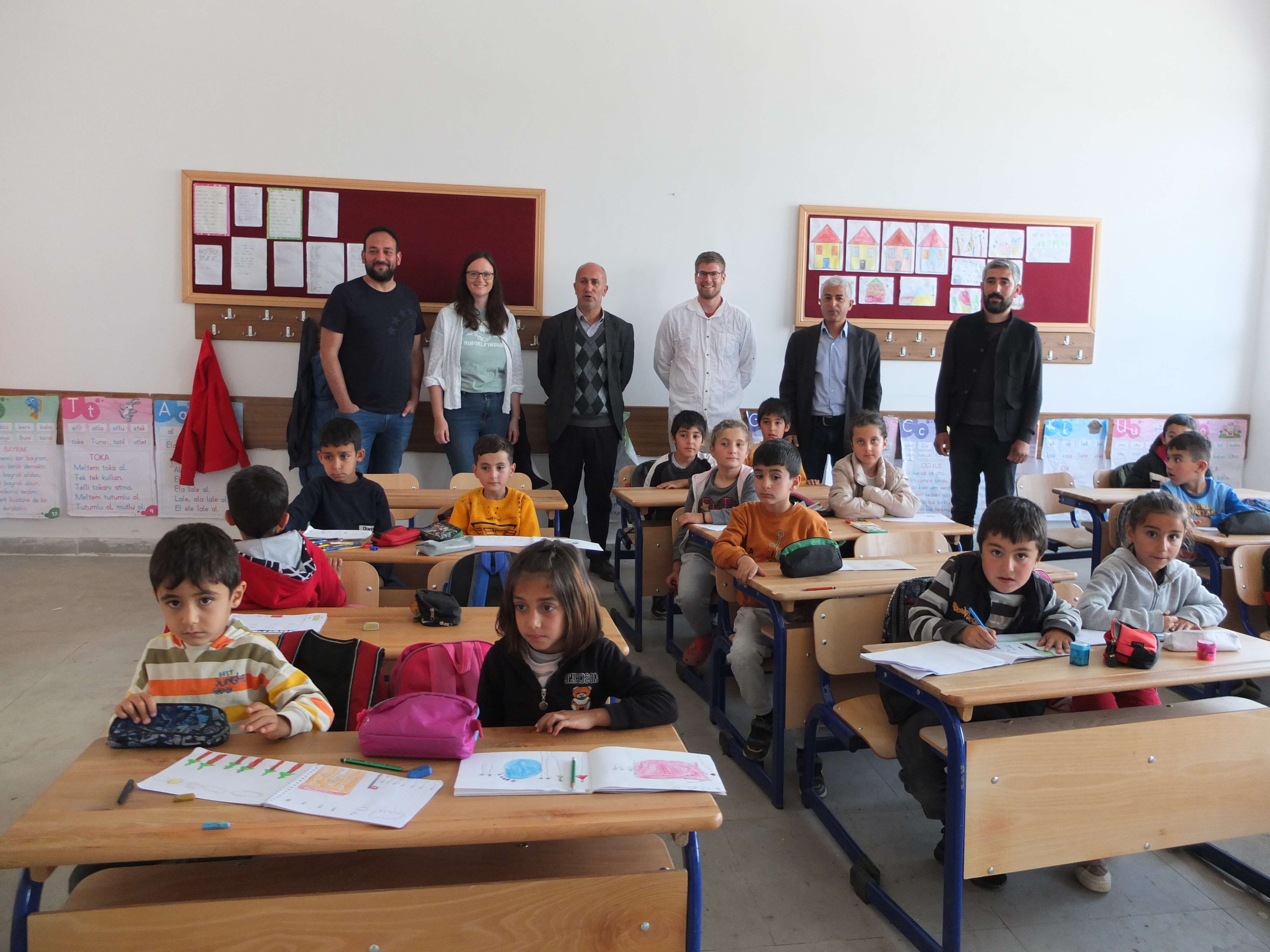 In der Türkei haben Michelle Fischer und Deniz Tekin vom gespendeten Geld Lebensmittel und Hygieneartikel gekauft und an eine Schule übergeben. Bild: z