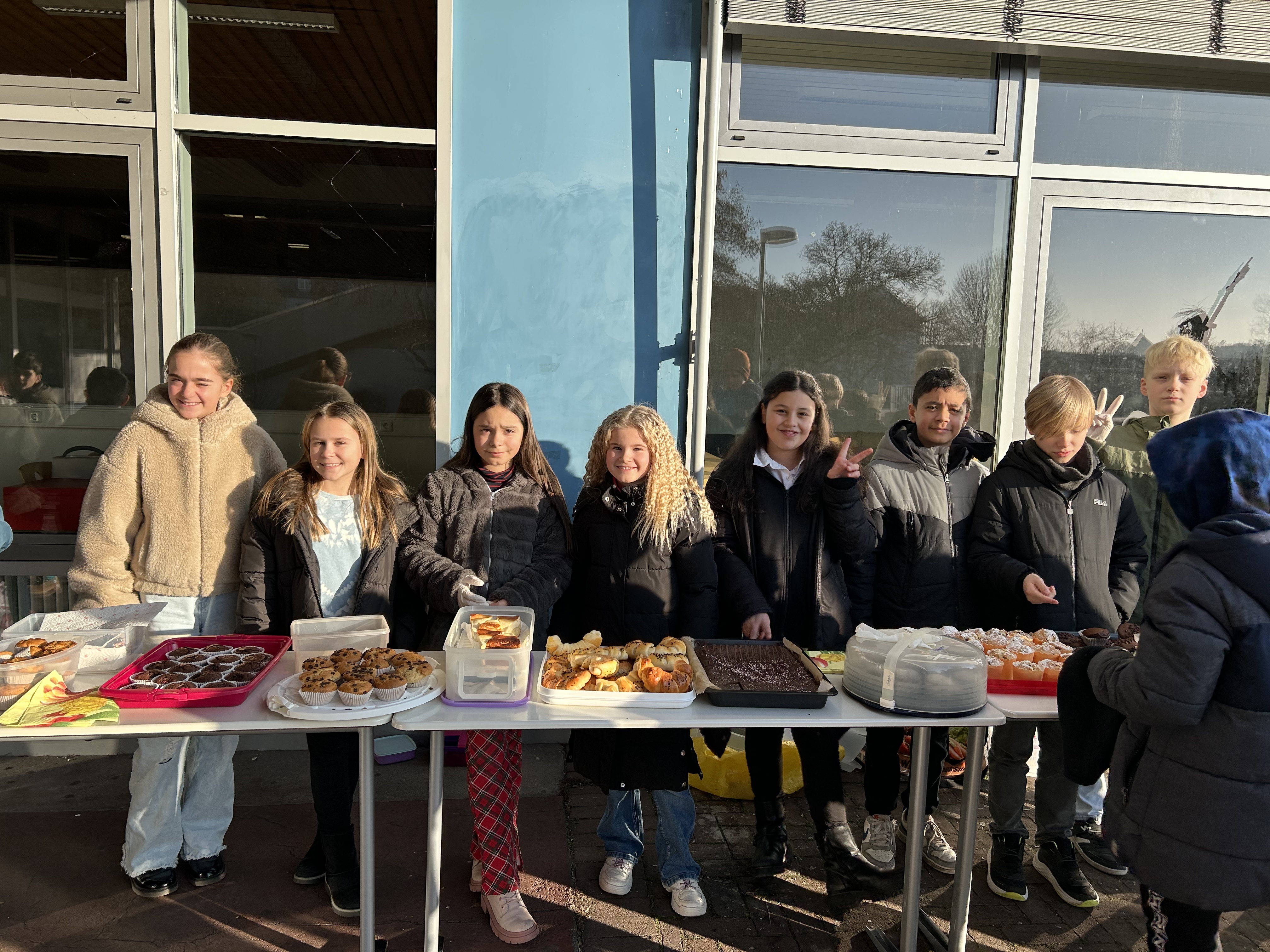 Mit einem Kuchenverkauf haben Schüler des Stiftsgymmnasiums Spenden für Erdbebenopfer in der Türkei gesammelt. Bild: z
