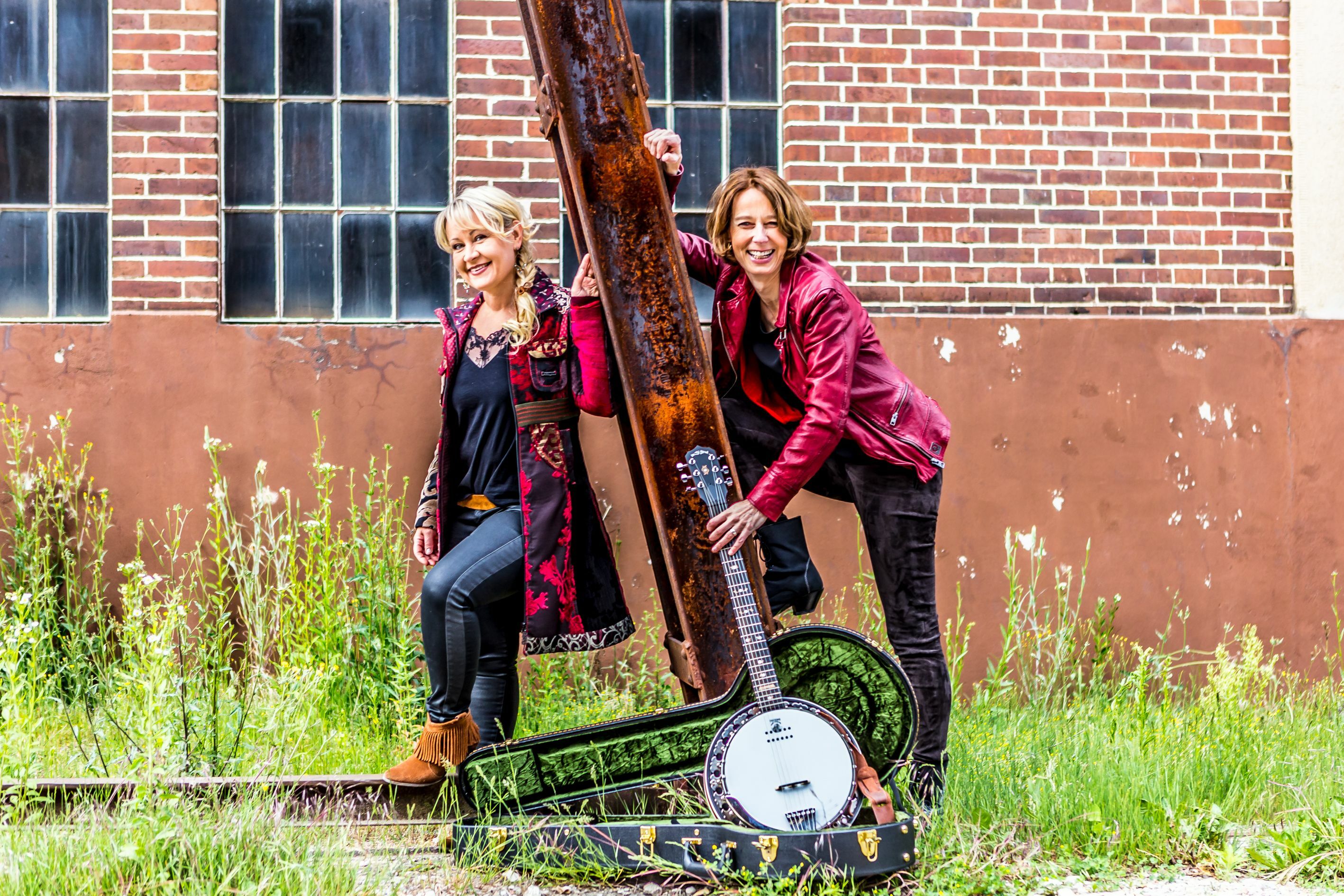 Biggi Binder und Barbara Gräsle präsentieren als Duo „Hearts and Bones“ Lieder aus Frauenfeder. Bild: z