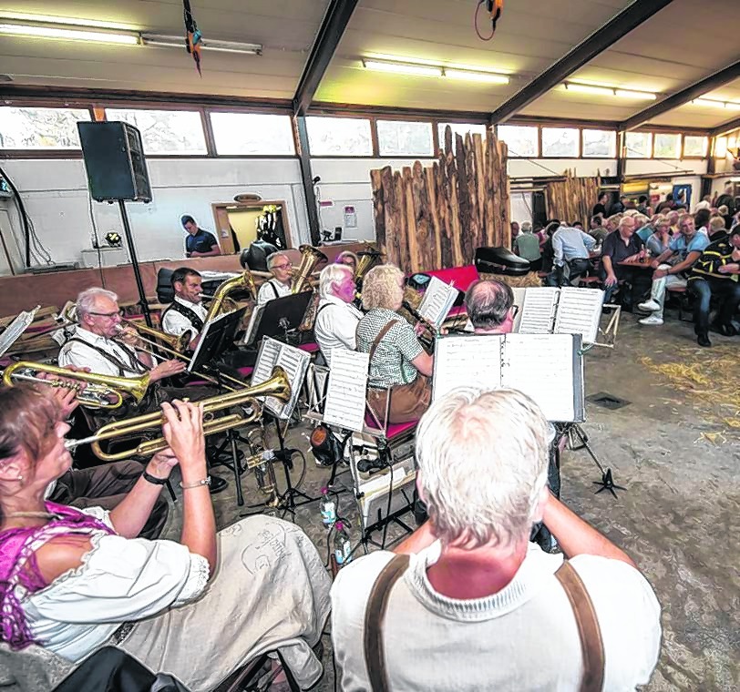 „Heilix Blechle“ sorgten beim Strohballenfest für Stimmung. Bild: Richter