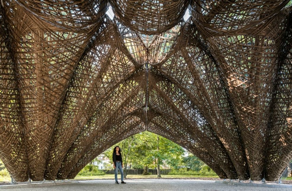 Dass in schnell nachwachsenden und zudem regional verfügbaren Baustoffen zumindest ein Teil der Lösung liegt, davon sind auch die Architekturforscher Jan Knippers und Achim Menges von der Universität Stuttgart überzeugt. Sie nutzen die Natur  nicht nur als Materiallager, sondern nehmen sie auch als Baumeister zum Vorbild. Das  architektonische Schmalhans-Prinzip von Kakteen  ahmen die Forscher  bei dem  „LivMatS-Pavillon“  in Freiburg   nach.
 Foto: ICD/ITKE/IntCDC Universi..