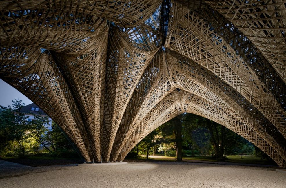 Dies gelingt, indem Flachsfasern eingesetzt werden und   Entwurf wie auch    Bauprozess komplett digitalisiert und robotisch vonstatten gehen. Der Pavillon im Botanischen Garten der Universität Freiburg wird für Veranstaltungen genutzt.
 Foto: ICD/ITKE/IntCDC Universi..