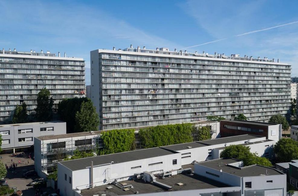 Das größte Nachhaltigkeitspotenzial aber hat ein Gebäude, das gar nicht erst gebaut wird, weil Ressourcen, Energie und Flächen eingespart werden.  Wie  man mit einfachen Mitteln  marode Sozialwohnungs-Hochhäuser mit neuen Raumqualitäten ausstatten kann,  demonstriert das französische Büro  Lacaton & Vassal, das für seine  vorbildliche ökologisch-soziale Architekturhaltung den Pritzkerpreis erhielt. Hier das  Projekt Grand Parc Bordeaux: Drei marode Wohnscheiben aus den Sechzigern mit 530 Einheiten....
 Foto: Philippe Ruault