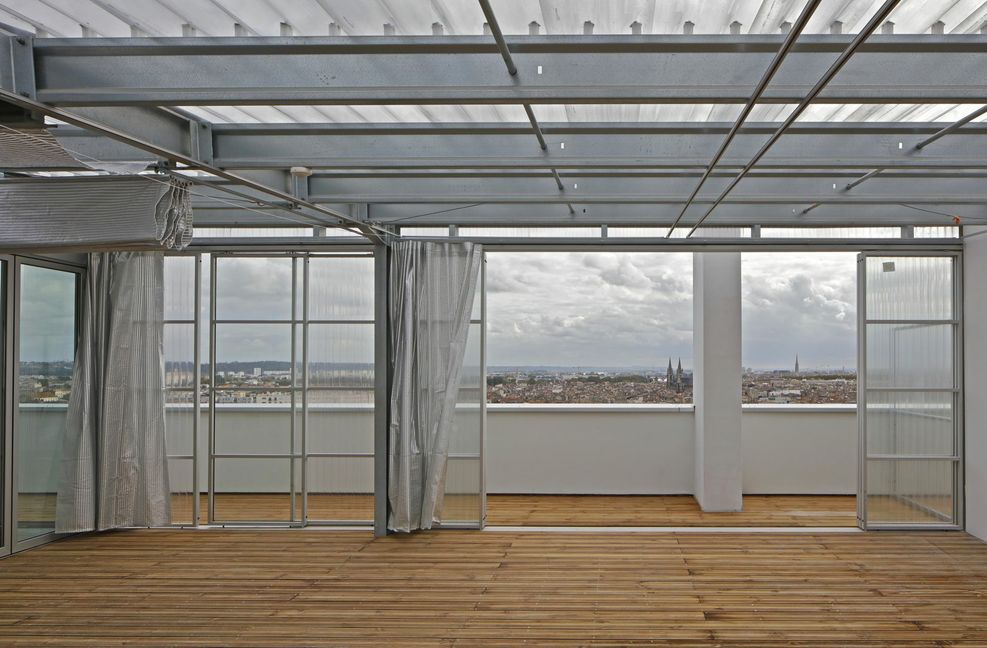 Dies gelingt mit einfachen Mitteln, etwa mit vor die Fassade gestellten Wintergärten und Balkonen, die den Wohnraum vergrößern. Bemerkenswert: Der Mietpreis der Sozialwohnungen hat sich durch den Umbau nicht erhöht.
 Foto: Philippe Ruault
