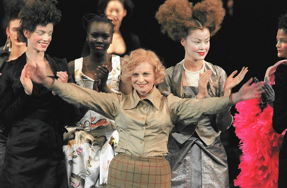 Höfisch Vivienne Westwood hatte immer schon eine Leidenschaft für höfische Mode. Mal  schickte sie ihre Models mit Reifröcken auf den Laufsteg, mal ließ sie sich vom Look der schottischen Königin Maria Stuart inspirieren – wie bei dieser Kollektion der Saison 1997/98. Foto: dpa/Eric Feferberg