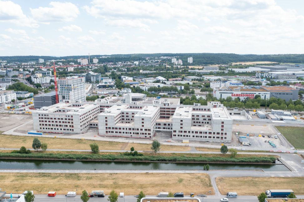 Es müssen zusätzlich noch einmal 129 Millionen Euro in die Hand genommen werden, um das Flugfeldklinikum fertigstellen zu können. Bild: Dettenmeyer