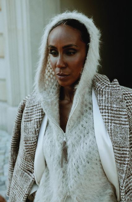 Hadnet Tesfai: „Mode war so wichtig. Das war und ist Kultur. Bestimmte Kleidungsstücke sind mit unfassbar viel Emotionen belegt, weil man sie ja nicht so leicht bekam. Alles war teuer und nicht zugänglich. Meine Eltern konnten uns nur No-Name – Schuhe kaufen, auf alles andere mussten wir sparen. Da war so viel Leidenschaft dabei.“