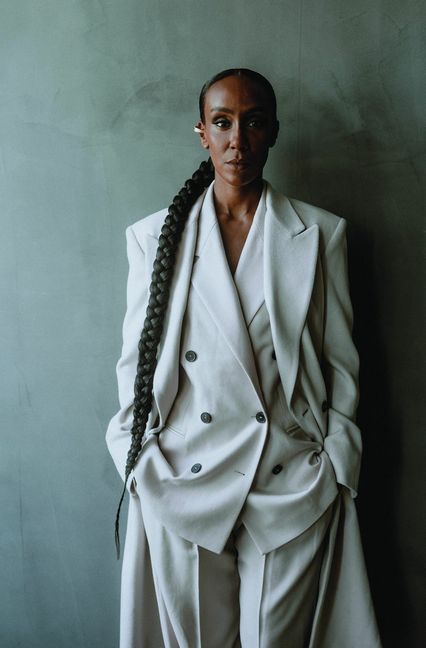 Eine Modestrecke mit der Moderatorin Hadnet Tesfai.