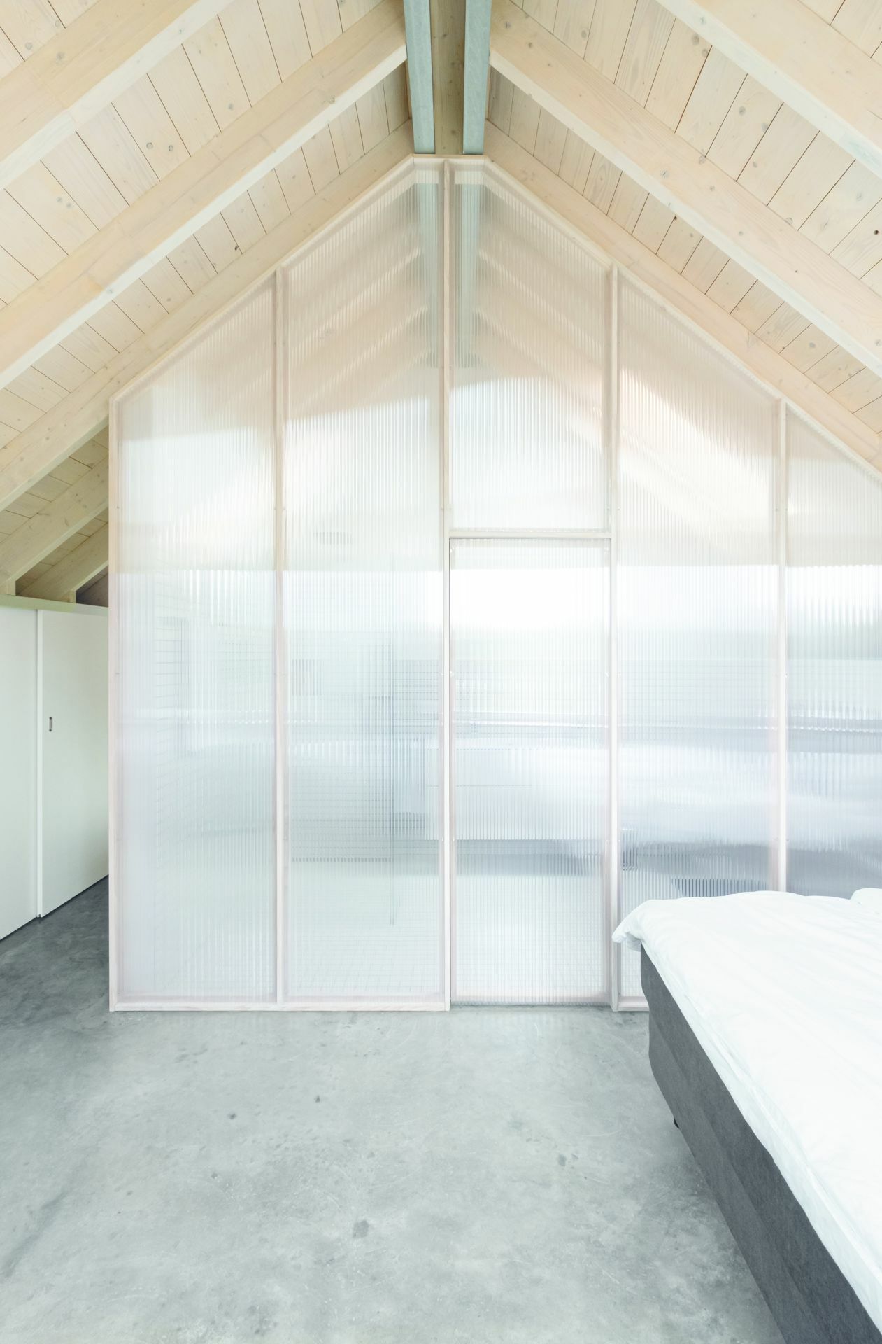 Aretz Dürr Architektur: „Das Langhaus“: Im Winter sorgt die Zweifachverglasung für solare Wärme und aktiviert den schwimmenden Zementestrich als Nachtspeicher.