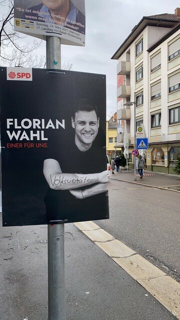 Dieses Plakat von Florian Wahl wurde mit dem Wort "Volksverräter" besudelt. Bild: z