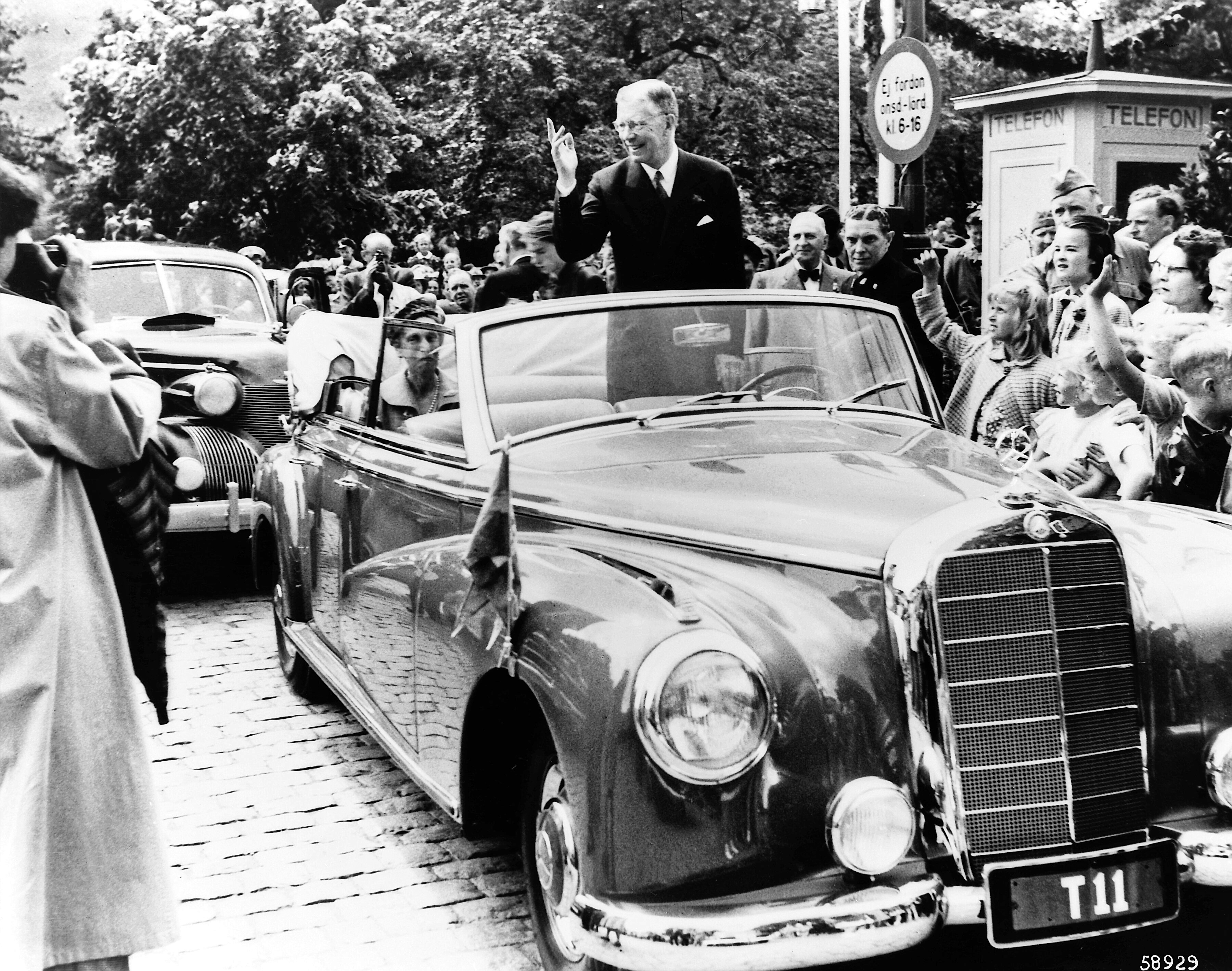 Mercedes-Benz 300 Cabriolet D (W 186). Deutschlandbesuch von Gustav VI. Adolf, König von Schweden, im Sommer 1958. (Fotosignatur der Mercedes-Benz Classic Archive: 1993M2064)
Mercedes-Benz 300 Cabriolet D (W 186). Gustav VI Adolf, King of Sweden, on his visit to Germany in summer 1958. (Photo signature in the Mercedes-Benz Classic archive: 1993M2064)
 MediaPortal Daimler AG
