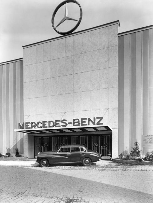 IAA 1951: Mercedes-Benz meldet sich mit den Personenwagen 220 (W 187) und 300 (W 186) auf dem internationalen Parkett zurück. Das Foto zeigt den 300 auf dem Außengelände vor dem Messestand. (Fotosignatur der Mercedes-Benz Classic Archive: A964241)
IAA 1951: Mercedes-Benz returned to the international stage with the 220 (W 187) and 300 (W 186) passenger cars. The photo shows the 300 in the outside area in front of the fair booth. (Photo signature in the Mercedes-Benz Classic archive: A964241)
 MediaPortal Daimler AG