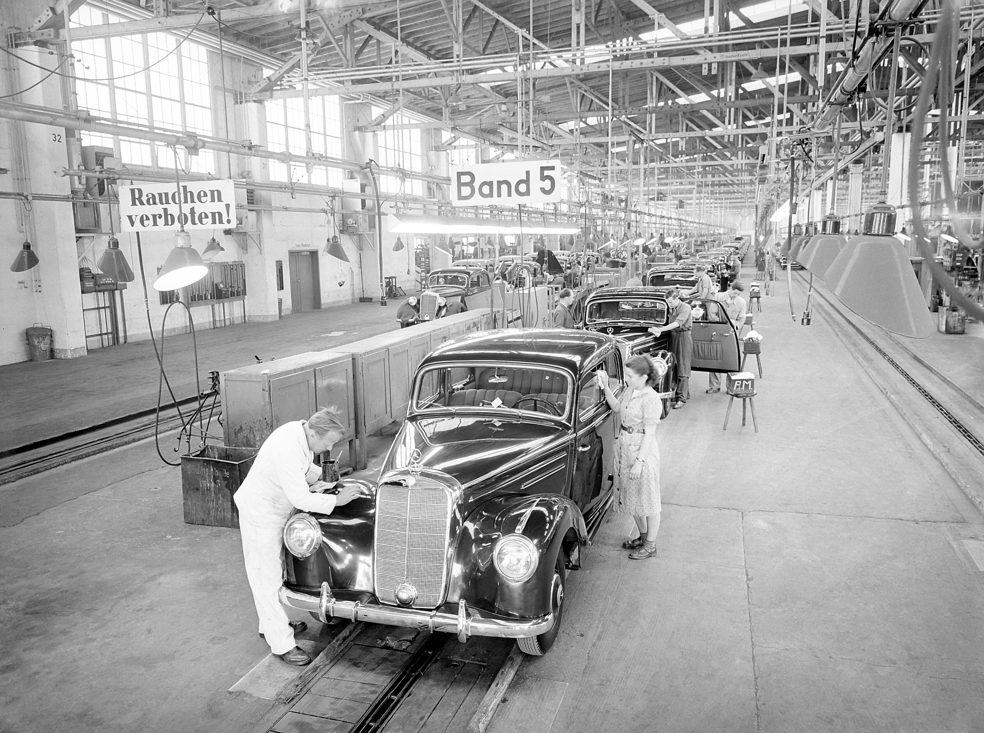 Mercedes-Benz 220 (W 187). Produktion im Werk Sindelfingen, Fertigstellungslinie. Foto aus dem Jahr 1951. (Fotosignatur der Mercedes-Benz Classic Archive: 52029)
Mercedes-Benz 220 (W 187). Production at the Sindelfingen plant, completion line. Photo from 1951. (Photo signature in the Mercedes-Benz Classic archive: 52029)
 MediaPortal Daimler AG