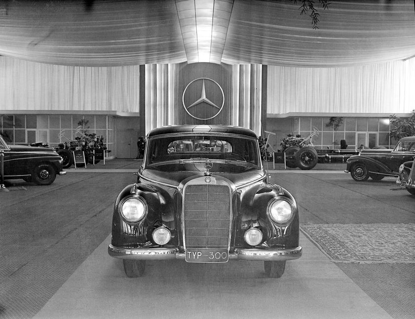 IAA 1951: Mercedes-Benz meldet sich mit den Personenwagen 220 (W 187) und 300 (W 186) auf dem internationalen Parkett zurück. Das Foto zeigt den 300 auf dem Messestand. (Fotosignatur der Mercedes-Benz Classic Archive: 52285)
IAA 1951: Mercedes-Benz returned to the international stage with the 220 (W 187) and 300 (W 186) passenger cars. The photo shows the 300 at the fair booth. (Photo signature in the Mercedes-Benz Classic archive: A964241)
 MediaPortal Daimler AG