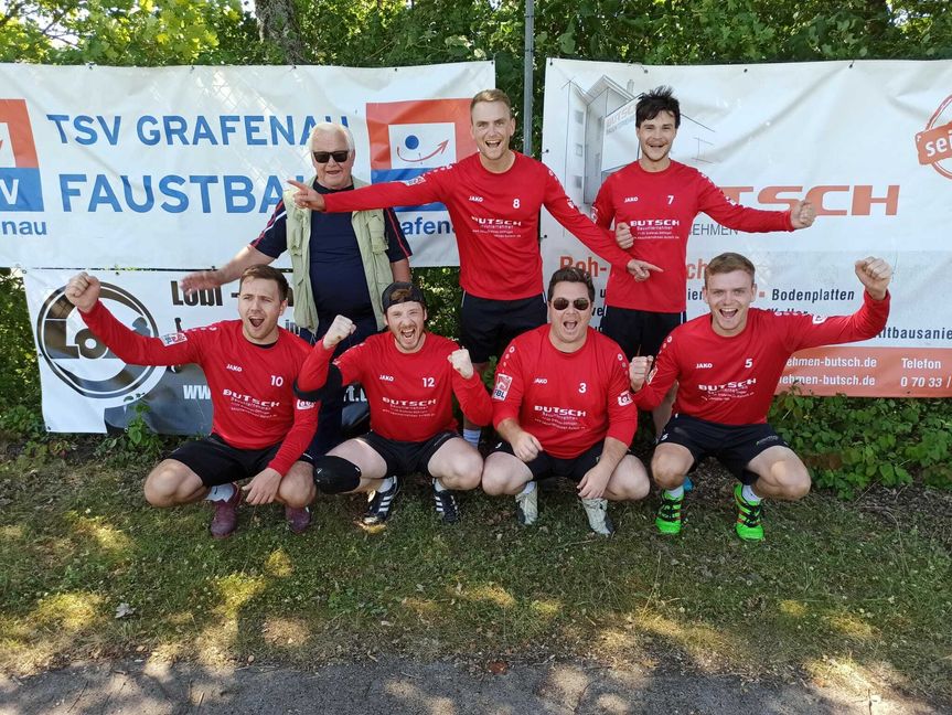Wollen zurück in Liga zwei: Horst Krieger (Edel-Fan), Michael Wolff, Mathias Zierer (hintere Reihe von links),  Tim Söns, Mathias Feinler, Tobias Kaufhold, Matthias Wolff (vorne von links). Bild: Holzapfel