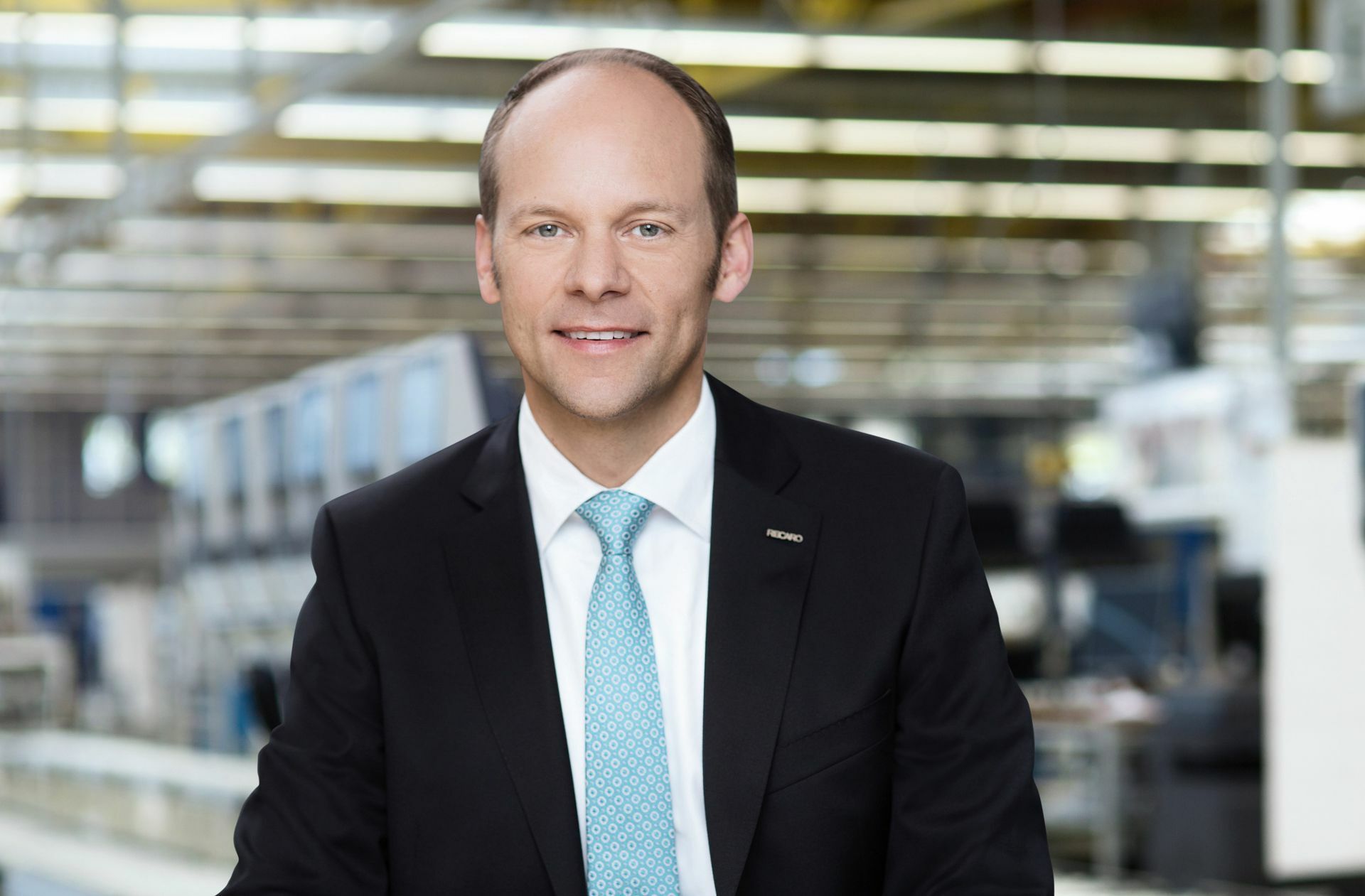 Geschäftsführer Mark-Hiller in der Produktionshalle
