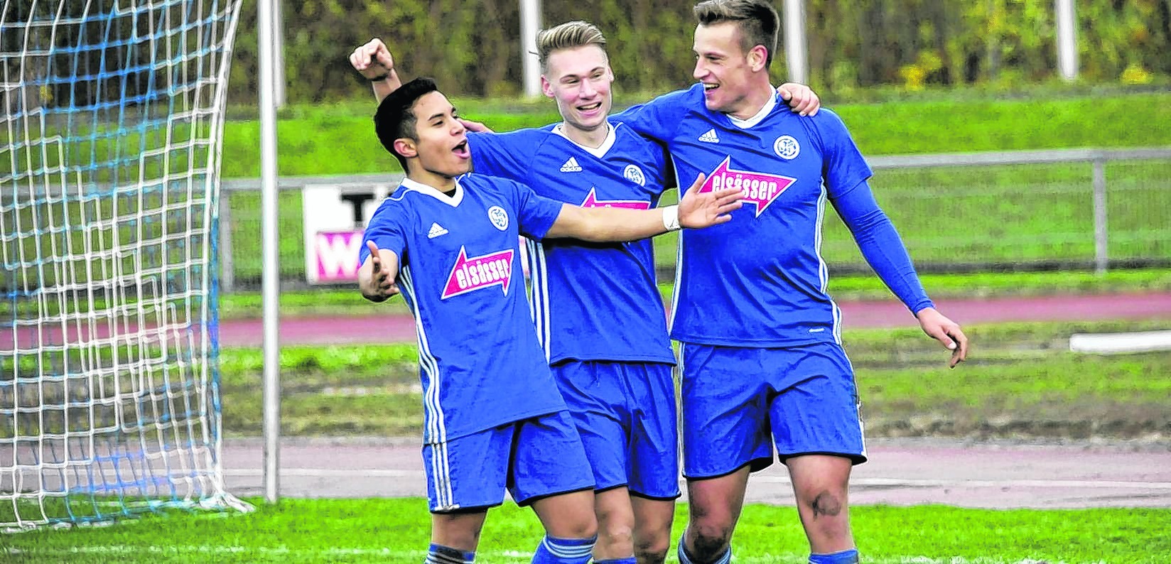 Alex Aleman Solis, Lars Jäger und Oliver Glotzmann (von links) freuen sich nach dem 3:0 gegen den FC Wangen über den zweiten Saisonsieg. Bild: automotorart/A
