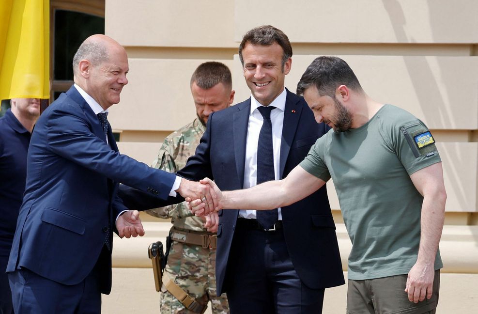 Per Handschlag begrüßt der ukrainische Präsident Selenskyj Kanzler Scholz in Kiew, der zusammen mit Frankreichs Staatschef Macron angereist ist. Bild:  AFP/Ludovic Marin