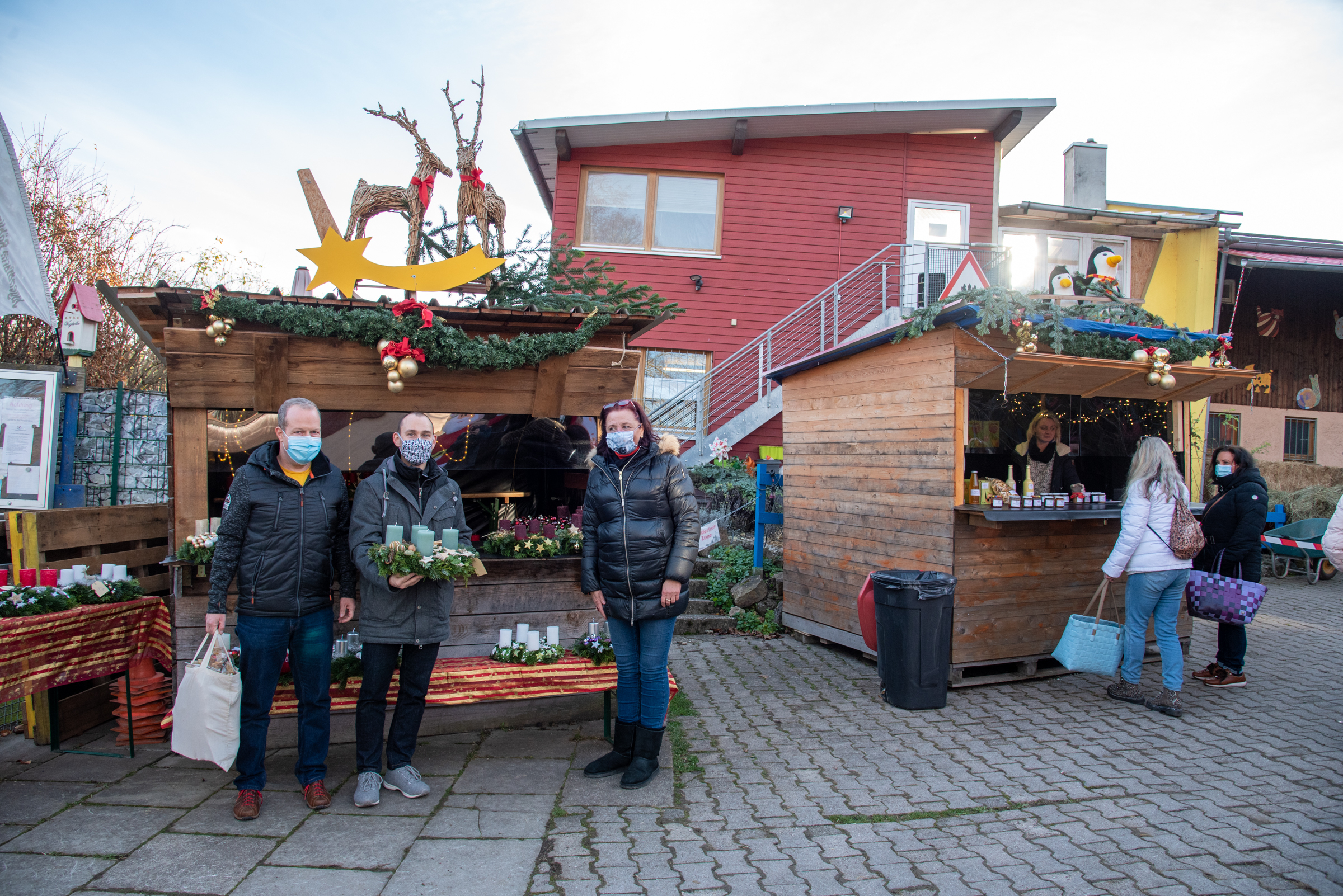 Adventsmarkt in Kleinformat: Die Jugendfarm sorgte auch bei  Manuel Zimmerer, Oberbürgermeister Dr. Stefan Belz und  1. Vorsitzende der Böblinger Jugendfarm, Iris Wersich für vorweihachtliche Stimmung.