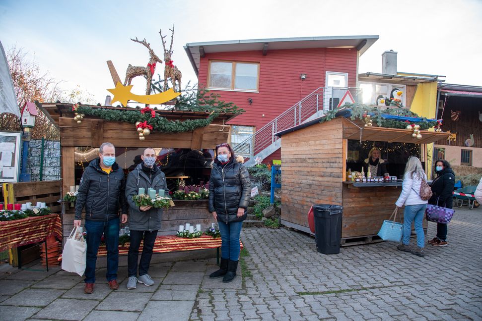 Adventsmarkt in Kleinformat: Die Jugendfarm sorgte auch bei  Manuel Zimmerer, Oberbürgermeister Dr. Stefan Belz und  1. Vorsitzende der Böblinger Jugendfarm, Iris Wersich für vorweihachtliche Stimmung.