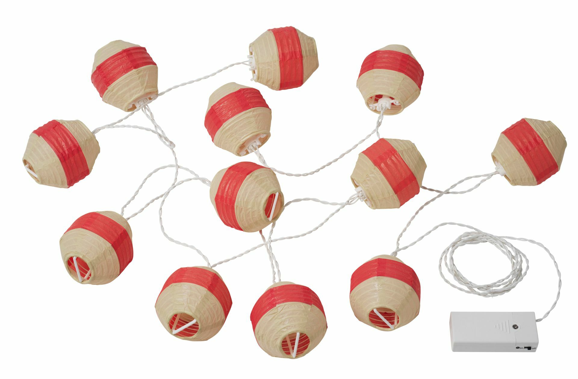 Lichterketten sind romantisch und gehen immer: Hier als kleine  Lampions von Ikea. . .
