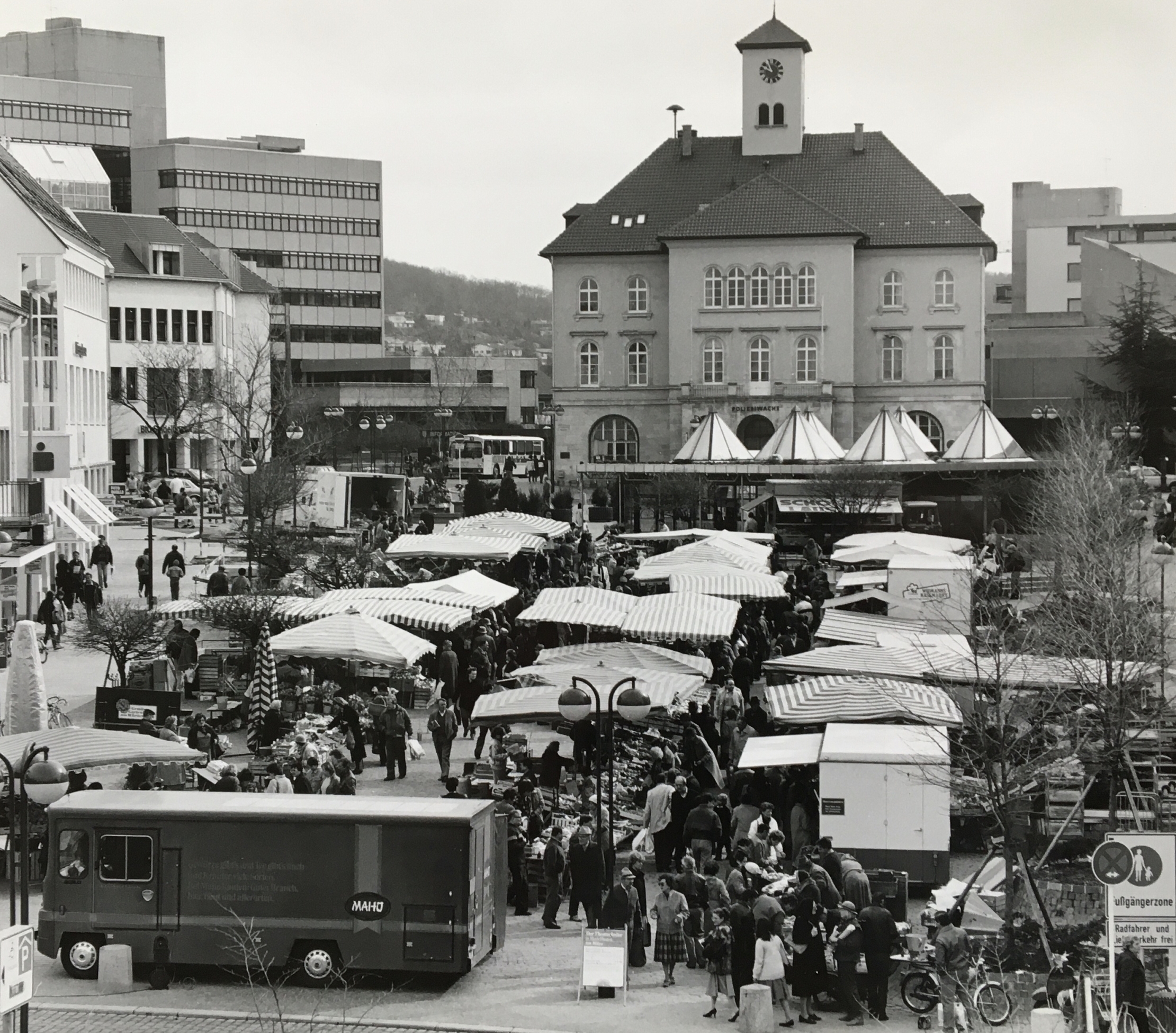 Der Marktplatz noch mit dem Bistro nach der Einweihung des neuen Kreissparkassen-Gebäudes im Jahr 2007.  Bild: Archiv P. Bausch