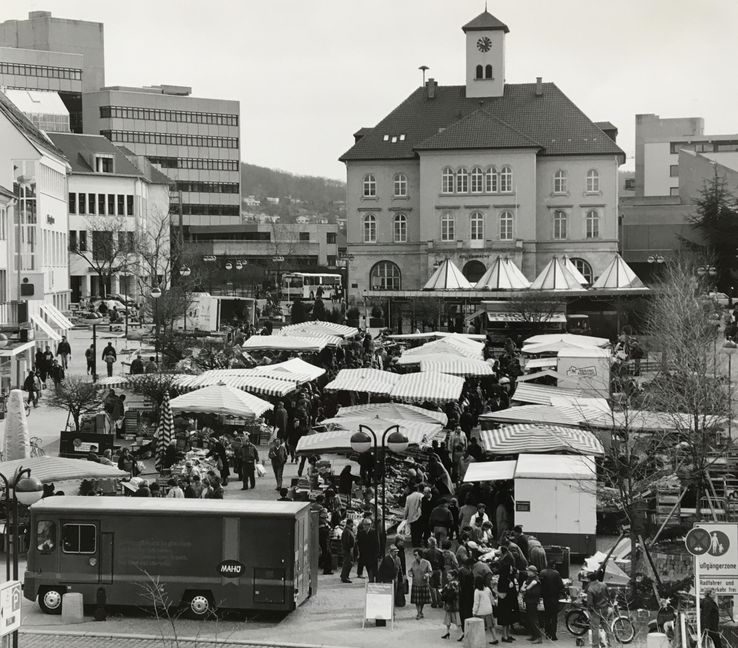Der Marktplatz noch mit dem Bistro nach der Einweihung des neuen Kreissparkassen-Gebäudes im Jahr 2007.  Bild: Archiv P. Bausch