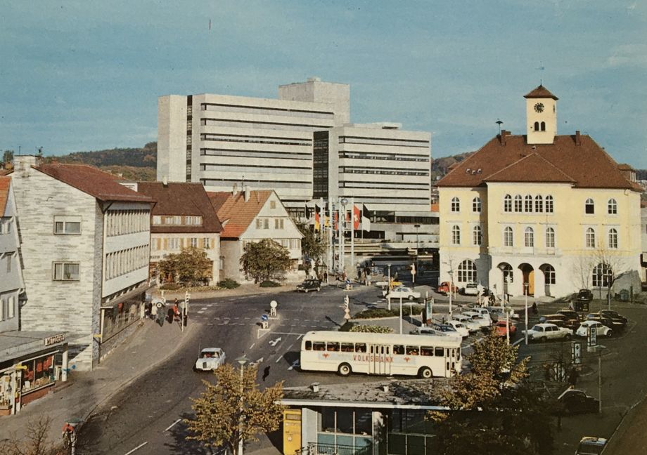 Der Rathausplatz mit Busbahnhof in den 1970er Jahren.  Bild: Archiv Auer/Bausch