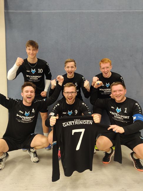 Lucca Boog, Florian Jost, Tim Ebner (hintere Reihe von links), Simon Wolff, Tim Genkinger, Thomas Voigt (vorne von links). Das Trikot Nummer 7 gehört Nils Niemann, dernicht mit dabei sein konnte. Bild: Holzapfel