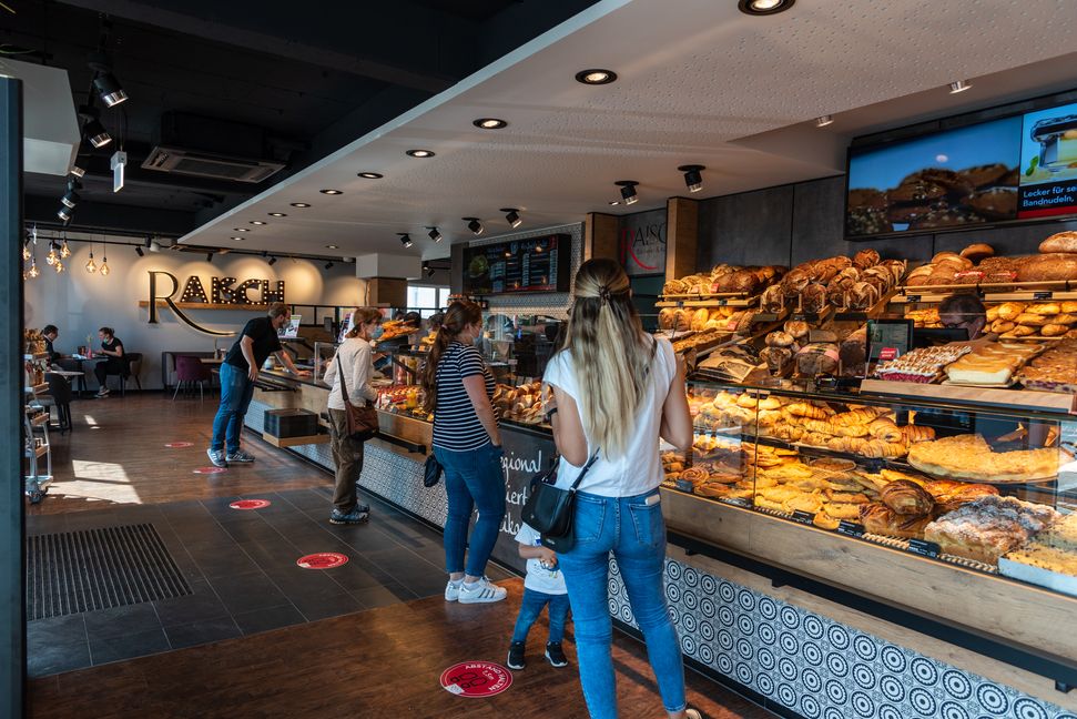 Neben der großen Theke schließt sich der Café-Bereich in der Bäckerei Raisch in Schönaich an. Bild: Nüssle
