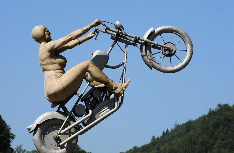 Am Kloster Hirsau startet diese Rockerbraut.