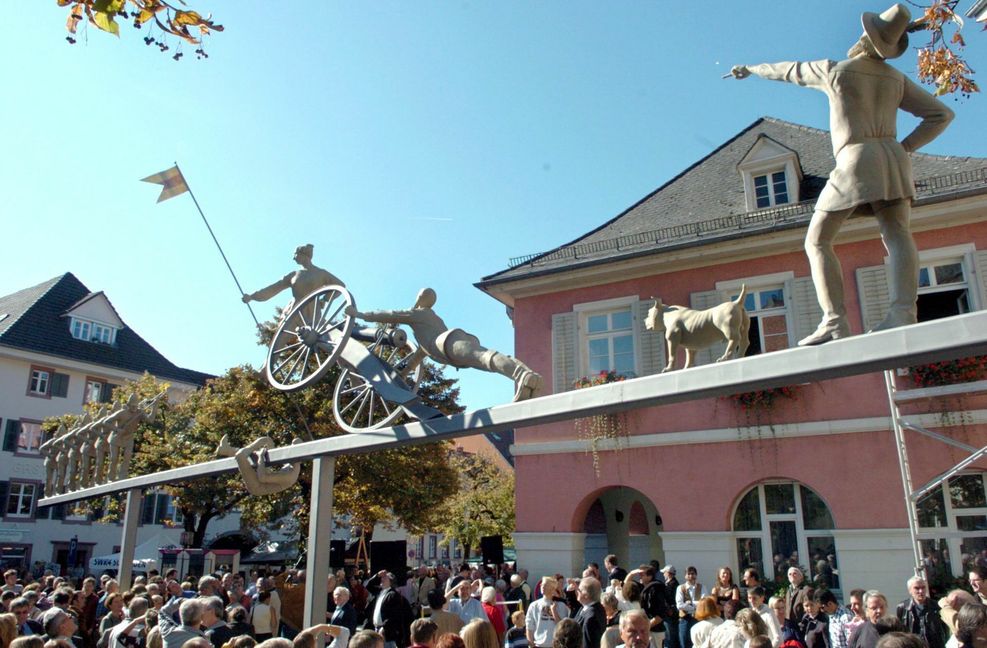 Stimmt es, dass ihr Kunstwerk zwölf Meter lang wird?, wurde Lenk in Schopfheim gefragt. Stimmt nicht. Es wurde länger.