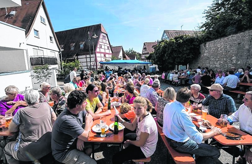Volle Tischreihen bei der Darmsheimer Backhaushocketse.  Bild: Richter