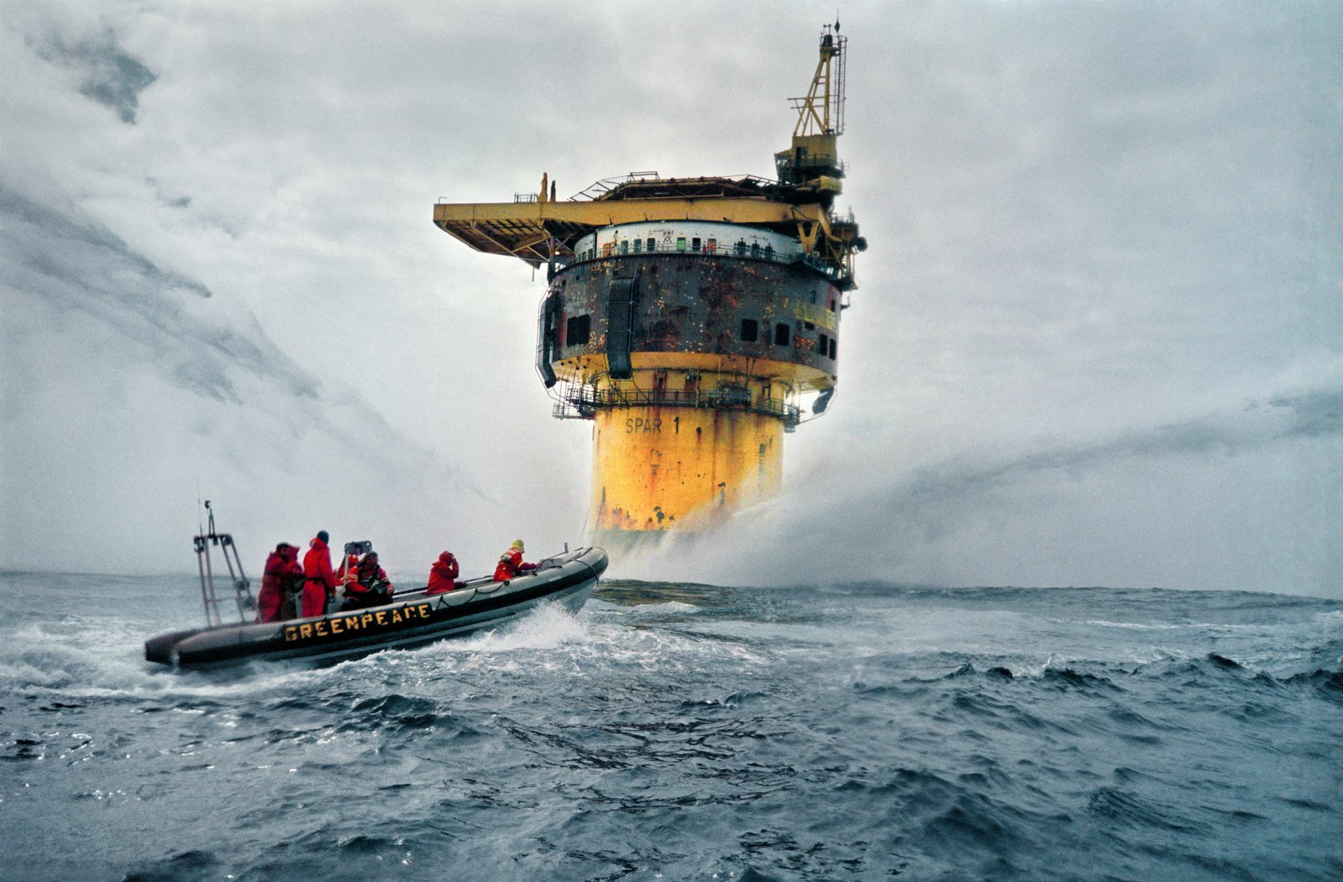 Im Juni 1995 okkupierte Greenpeace zum zweiten Mal innerhalb weniger Wochen den ungenutzten Öltank.