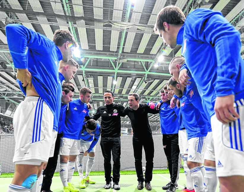 Als verschworene Mannschaft zeigte sich der VfL Sindelfingen bei der letzten Auflage und gewann erstmals den Titel bei der Hallenfußball-Gala im Glaspalast.  Bild: automotorart/A