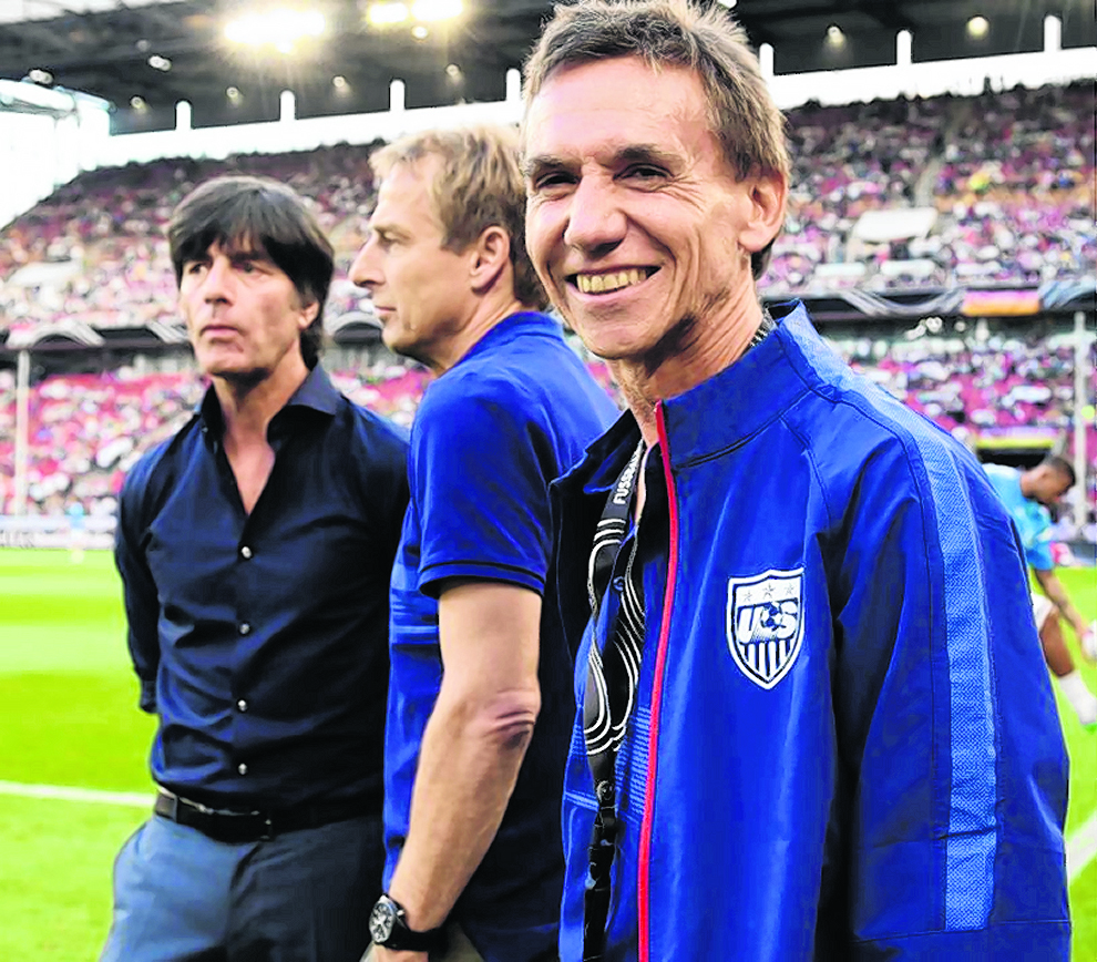 Dr. Kurt Mosetter beim Länderspiel in Köln mit Jürgen Klinsmann und DFB-Bundestrainer Joachim Löw (von rechts). Bild: z