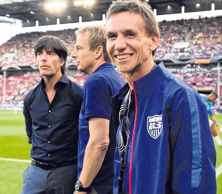 Dr. Kurt Mosetter beim Länderspiel in Köln mit Jürgen Klinsmann und DFB-Bundestrainer Joachim Löw (von rechts). Bild: z