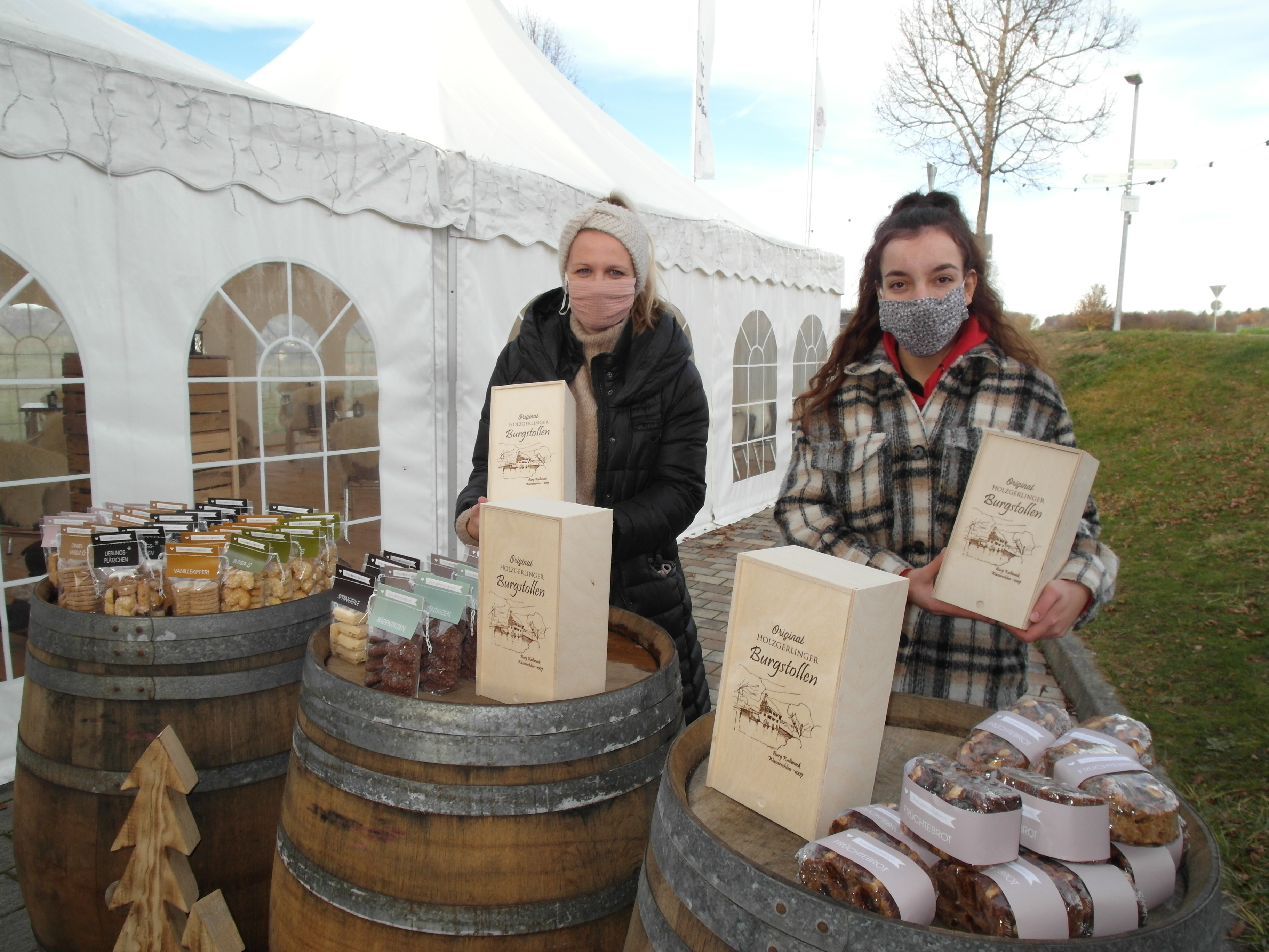 Lilian Kienzle, Prokuristin der Holzgerlinger Bäckerei Wanner, und Mitarbeiterin Lea Fink vor dem durch die neuen Corona-Regeln stillgelegten Zelt für winterliche Außen-Gastronomie am Standort "Vis-à-Vis" in Holzgerlingen. Bild: Staber