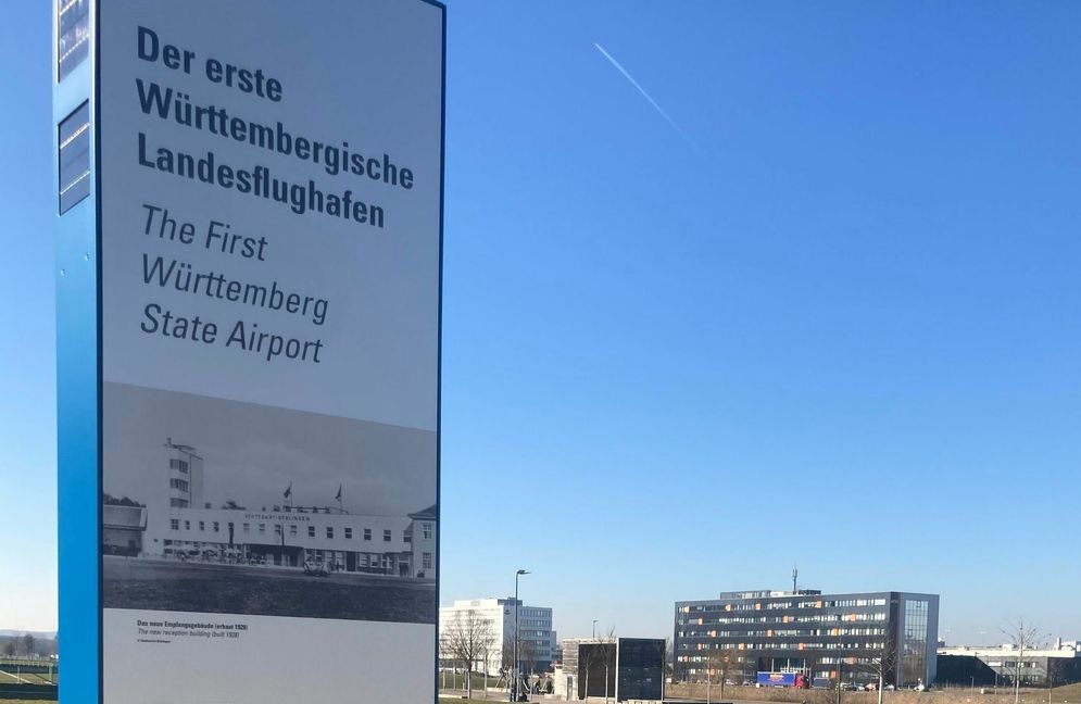 Von 1925 bis 1938 wurde das Gelände als Landesflughafen von Württemberg genutzt. Insgesamt 6 Info-Säulen erzählen die Geschichte des Flugfelds.