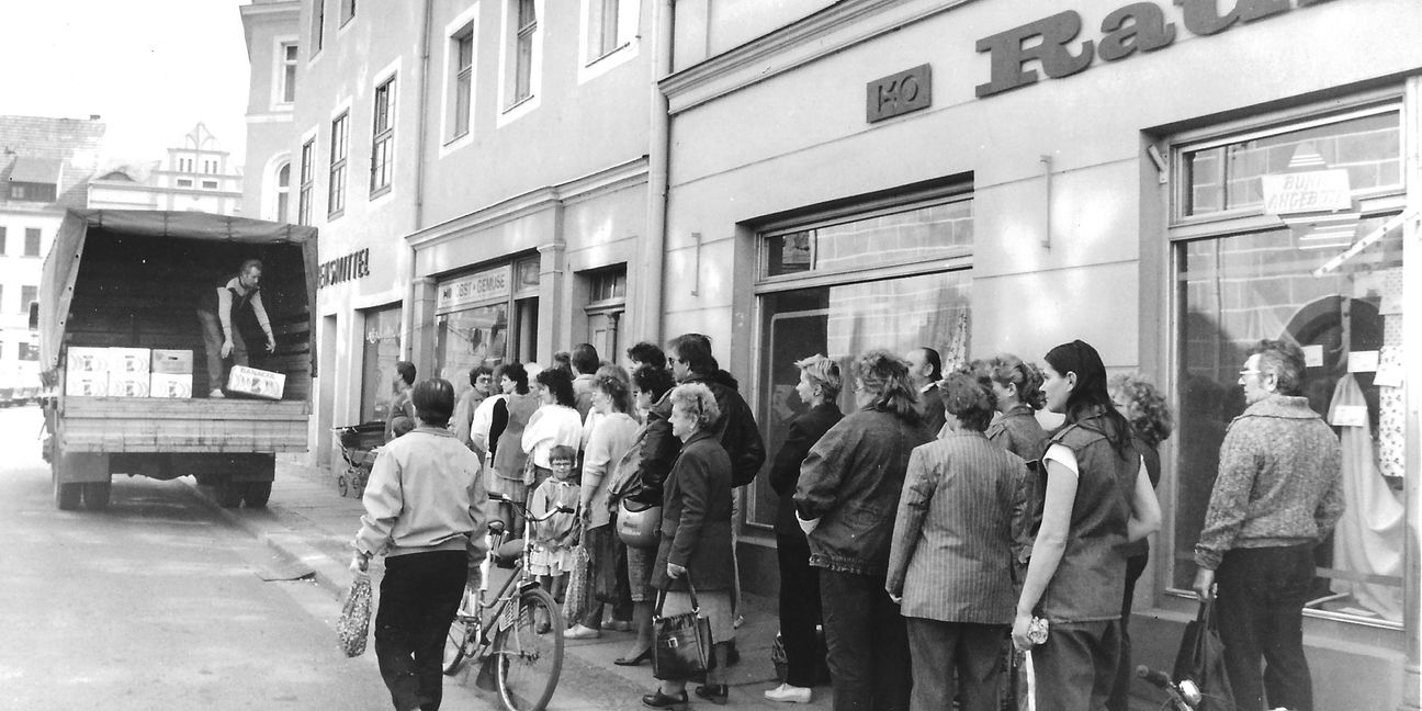 Die Schlangen vor dem Geschäft in Torgau gab es wirklich, als Banaen angeliefert wurden, Das Bild stammt aus dem Jahr 1990.Bild: P.Bausch
