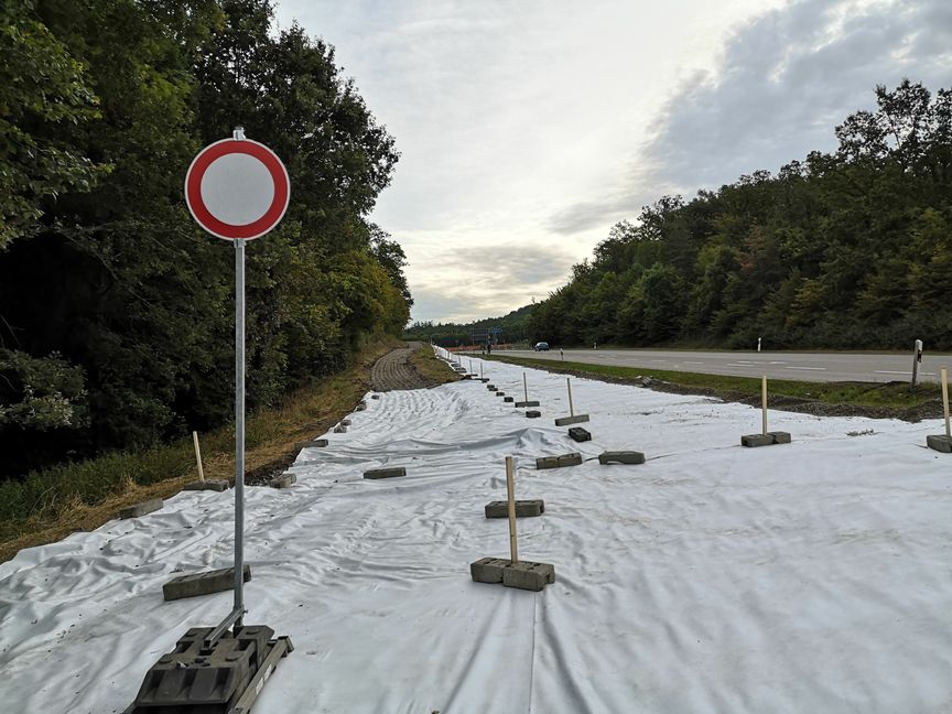 Das ist kein Schnee. Zu Beginn der Bauarbeiten der Radschnellwegs von Böblingen nach Ehningen wurde der Erdaushub mit Plastikfolie abgedeckt.               Bild: Nüßle/A