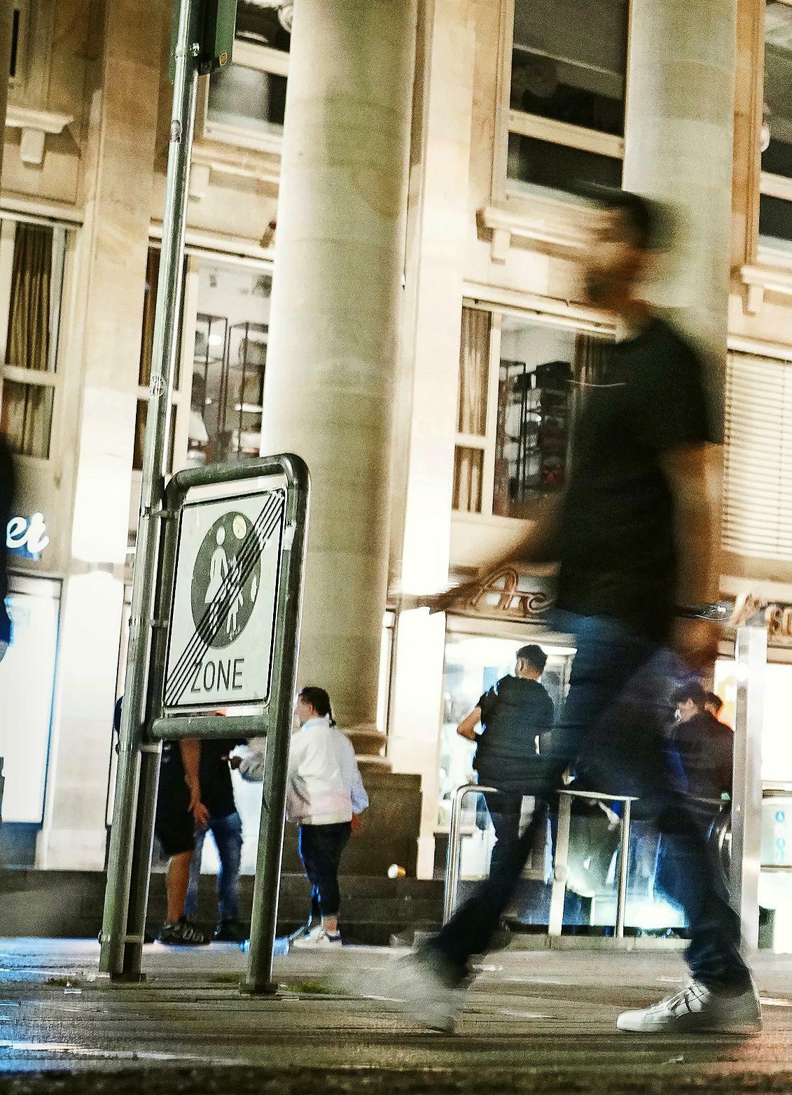 Königsbau am Schlossplatz bei Nacht