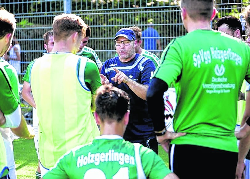 Trainer Jens-Uwe Zierer und die Spvgg Holzgerlingen kommen in der Fußball-Landesliga nicht in die Gänge. Bild: automotorart/A