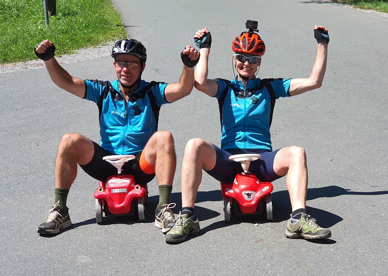 Markus Frommelt (links) und Ute Jansen: Sogar im Bobbycar geht es bei der Bayern-Umrundung zur Sache.      Bild: z