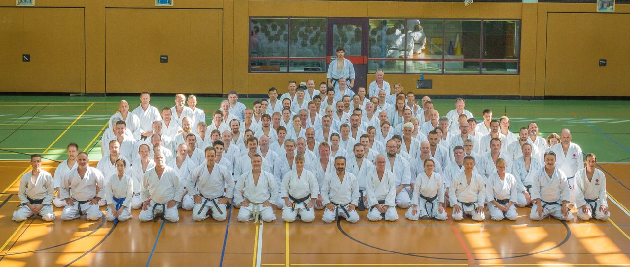 Gruppenbild mit Meister.   Bild: z