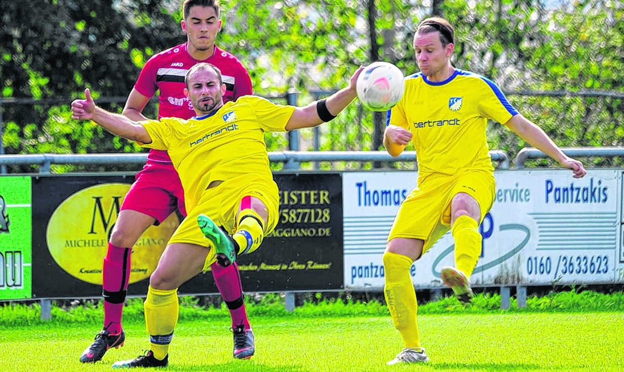 Ehningens Samet Öztürk (Mitte) und Timo Paetzold spielten gegen Stammheim 1:1. Bild: automotorart